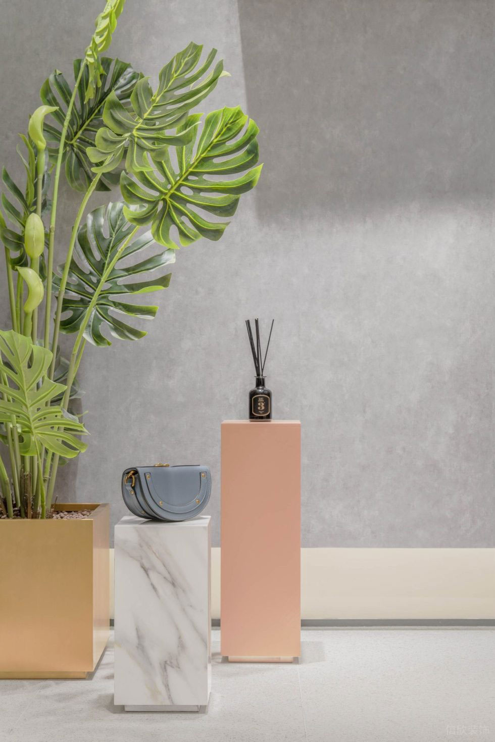 深圳市龍華區(qū)民治現(xiàn)代dekashell 女裝店鋪裝修設(shè)計白色大理石島臺