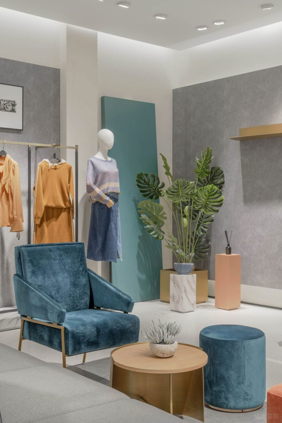 深圳市龍華區(qū)民治現(xiàn)代dekashell 女裝店鋪裝修設(shè)計藍色天鵝絨沙發(fā)