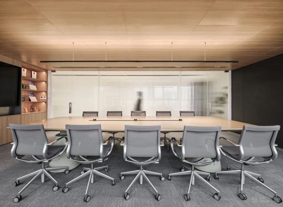 深圳寶安萬庭大廈2000平方米現代主義簡約風辦公室裝修案例會議室木飾面天花吊頂 深圳寶安萬庭大廈2000平方米現代主義簡約風辦公室裝修案例會議室木飾面天花吊頂