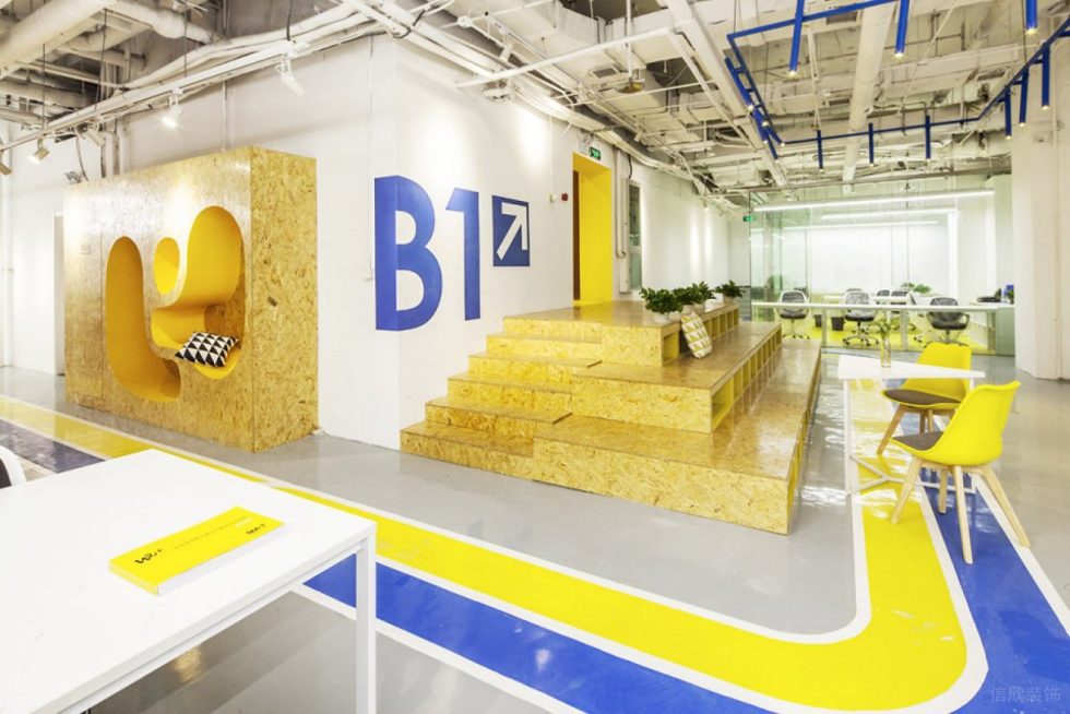 深圳龍崗橫崗智慧谷創(chuàng)新園1500平方米淺色調(diào)工業(yè)風(fēng)辦公室裝修案例階梯式休閑區(qū)效果圖