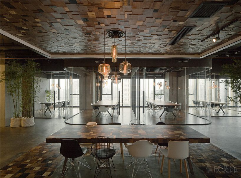 深圳龍崗正中時代廣場3500平方米暗色調工業風辦公室裝修案例圓弧玻璃隔斷會議室 深圳龍崗正中時代廣場3500平方米暗色調工業風辦公室裝修案例圓弧玻璃隔斷會議室
