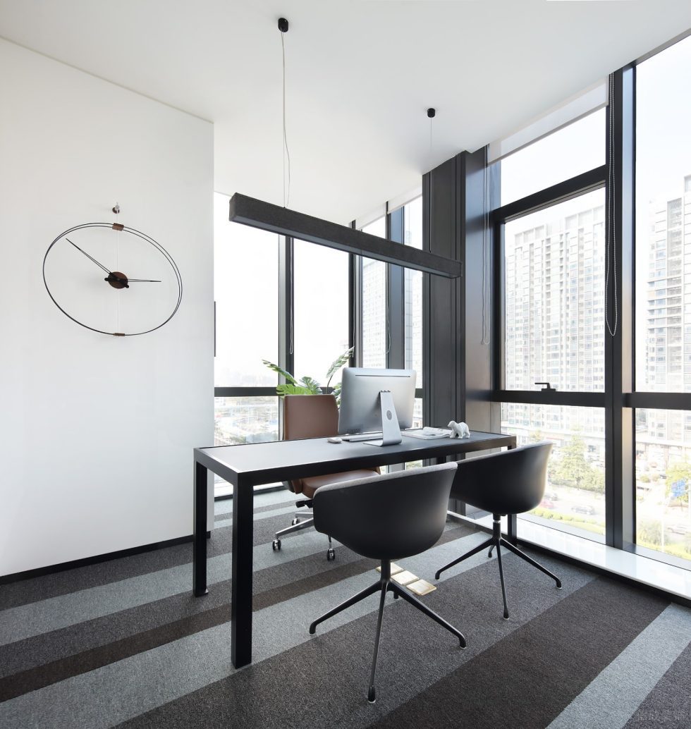 深圳南山閩泰大廈150平方米黑白灰現(xiàn)代簡約風辦公室裝修案例經(jīng)理辦公室