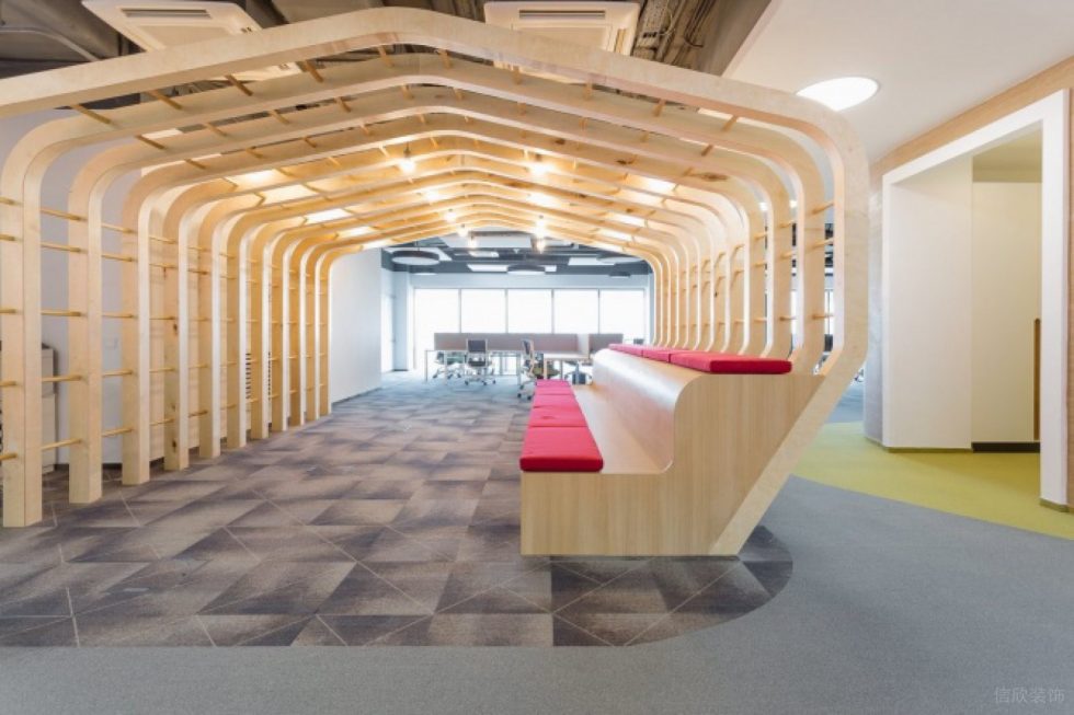 深圳南山世外桃源創意園900平方米簡約主義北歐風辦公室裝修案例辦公大廳木框架屋脊造型階階梯式休閑區