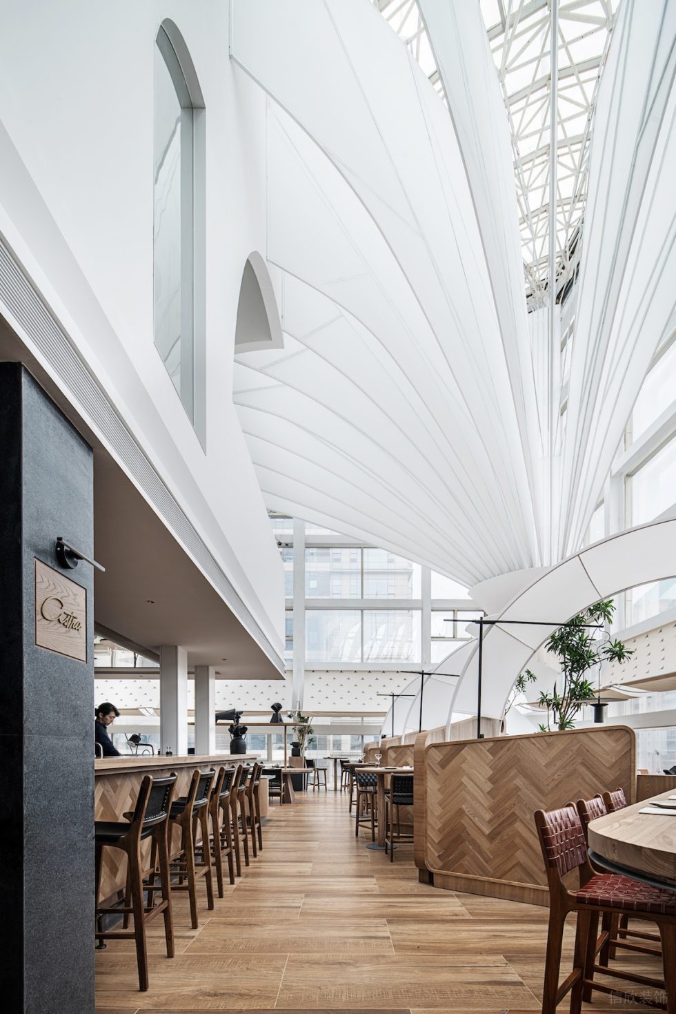 動(dòng)感美式餐廳木色過(guò)道區(qū)域裝修設(shè)計(jì)