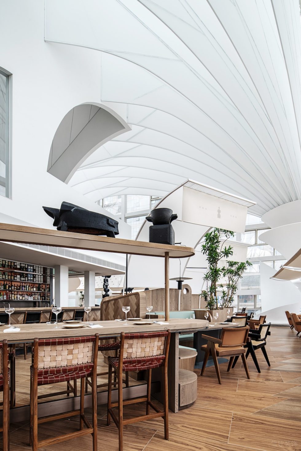 動(dòng)感美式餐廳橢圓型餐吧裝修設(shè)計(jì)