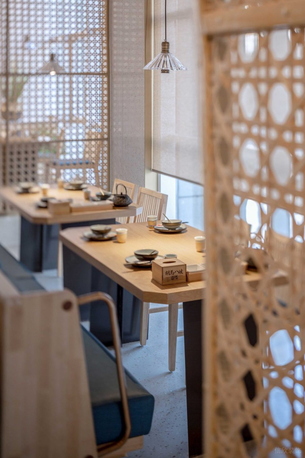 簡約原木風(fēng)餐廳卡座區(qū)軟裝搭配裝修設(shè)計