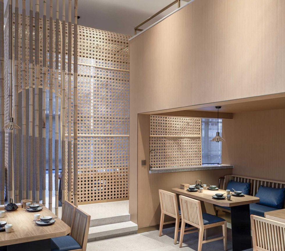 簡約原木風(fēng)餐廳下沉式卡座區(qū)裝修設(shè)計