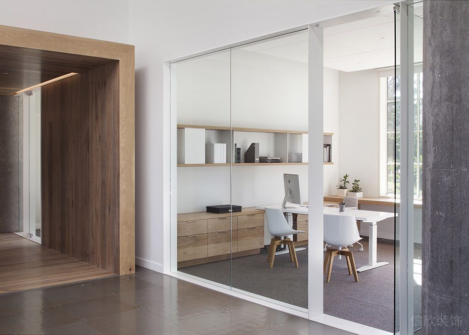 深圳寶安匯聚創(chuàng)新園1000平方米淺色調(diào)原木簡約風(fēng)辦公室裝修案例經(jīng)理室白色邊框玻璃隔斷