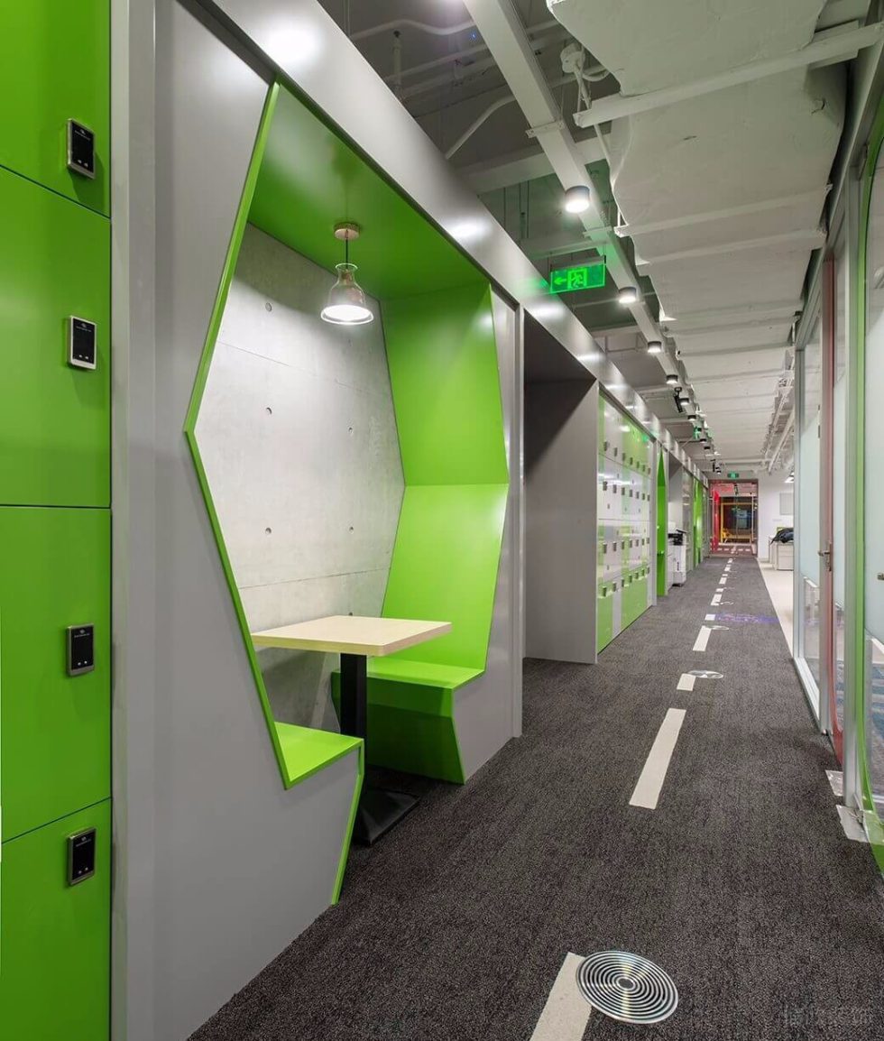 深圳龍崗山海商業廣場工業現代風設計特色辦公室裝修案例過道特色洽談區