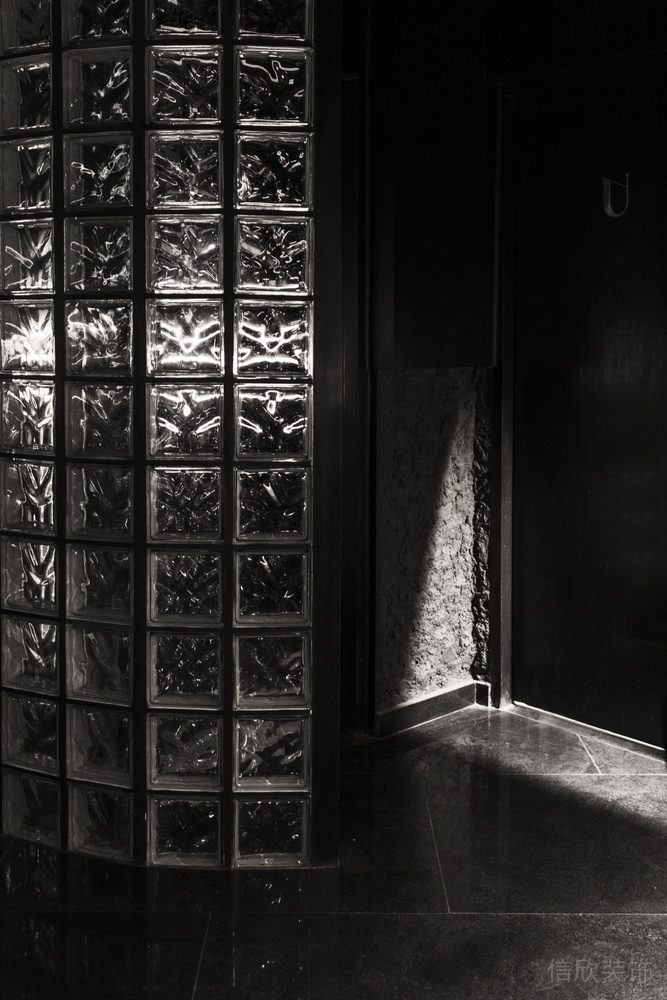 深圳龍華區(qū)黑色金屬酒吧光影點綴隔斷玻璃裝修設(shè)計