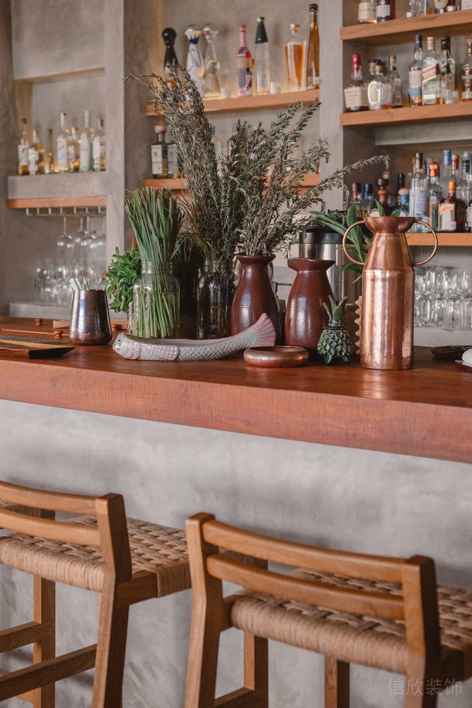 深圳南山區(qū)原木風(fēng)餐廳綠植點(diǎn)綴吧臺裝修設(shè)計