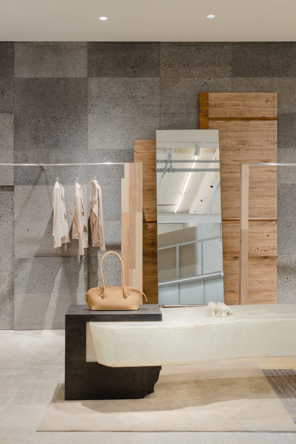 現(xiàn)代風(fēng)服裝店旗艦店裝修設(shè)計(jì)-水泥復(fù)古磚背景墻面 現(xiàn)代風(fēng)服裝店旗艦店裝修設(shè)計(jì)-水泥復(fù)古磚背景墻面