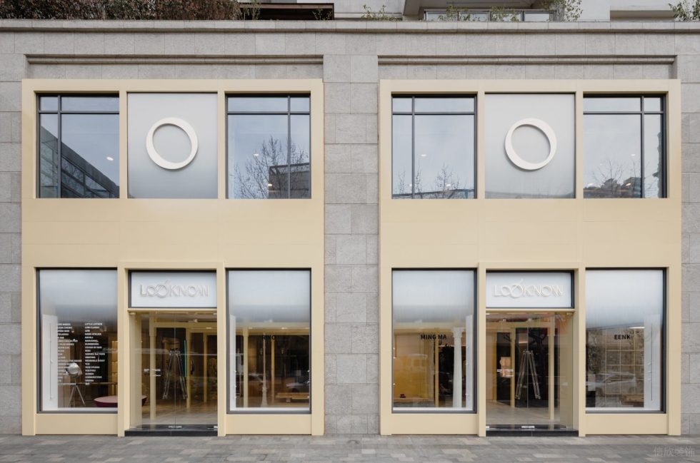 服裝店裝修門(mén)面黃色鋁塑板飾面玻璃窗