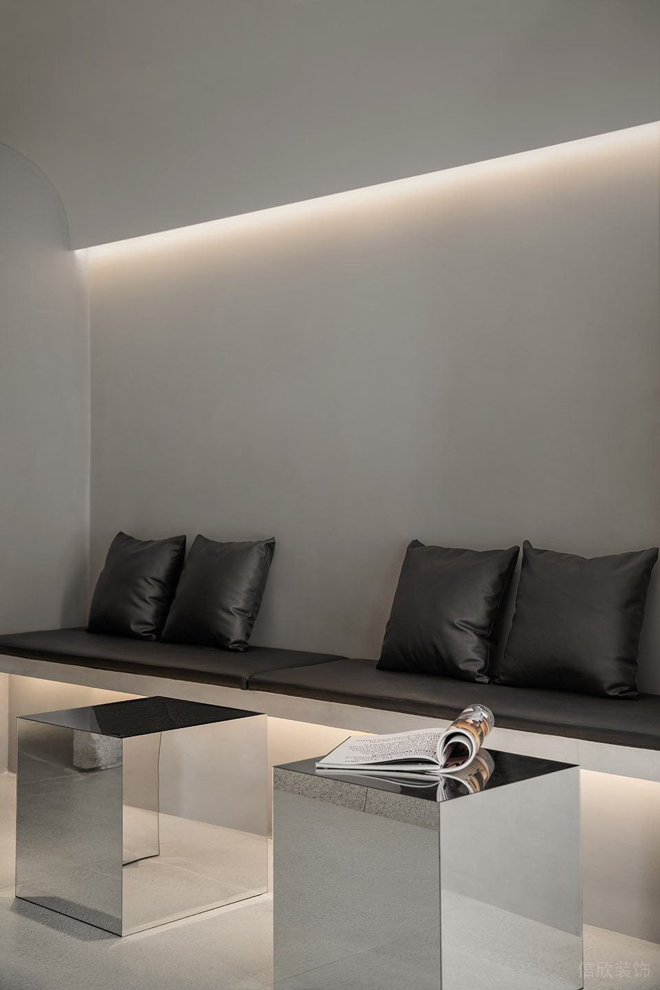 深圳市寶安區沙井現代服裝店裝修設計-亮面金屬茶幾休息區 深圳市寶安區沙井現代服裝店裝修設計-亮面金屬茶幾休息區