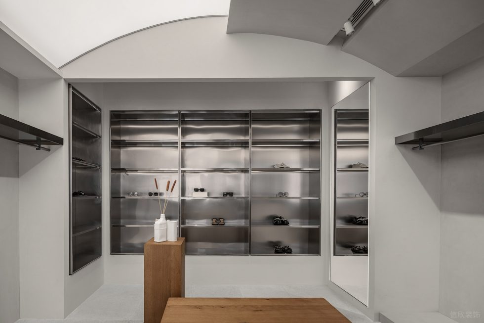 深圳市寶安區沙井現代服裝店裝修設計-金屬嵌入式墻面展區 深圳市寶安區沙井現代服裝店裝修設計-金屬嵌入式墻面展區