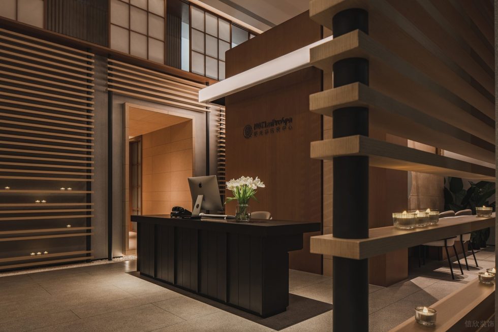 深圳市福田區(qū)保稅區(qū)新中式風蘭美容抗衰中心裝修設計實景效果圖-黑色實木造型前臺 深圳市福田區(qū)保稅區(qū)新中式風蘭美容抗衰中心裝修設計實景效果圖-黑色實木造型前臺