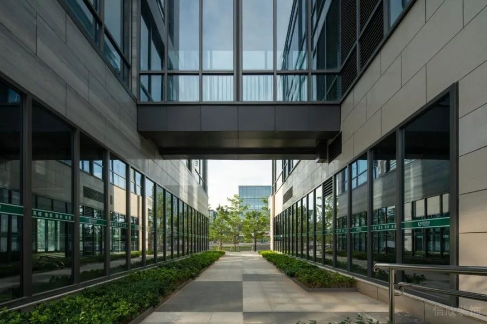 深圳市福田區(qū)農(nóng)科中心大型商業(yè)綜合體數(shù)字小鎮(zhèn)裝修設(shè)計-綠蔭風景過道 深圳市福田區(qū)農(nóng)科中心大型商業(yè)綜合體數(shù)字小鎮(zhèn)裝修設(shè)計-綠蔭風景過道