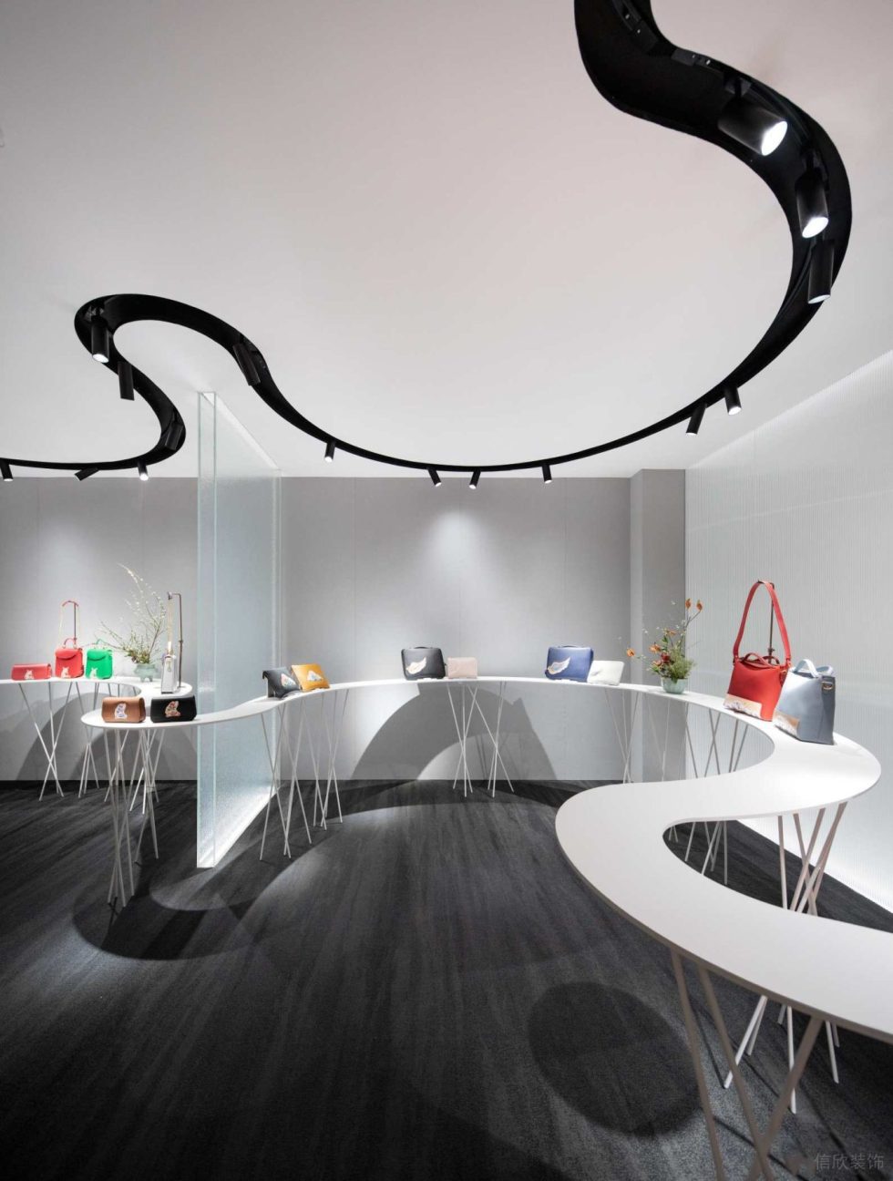 深圳市福田中心區(qū)現(xiàn)代風(fēng)皮革藝術(shù)形象店裝修設(shè)計(jì)-半圓弧藝術(shù)展臺(tái)二 深圳市福田中心區(qū)現(xiàn)代風(fēng)皮革藝術(shù)形象店裝修設(shè)計(jì)-半圓弧藝術(shù)展臺(tái)二