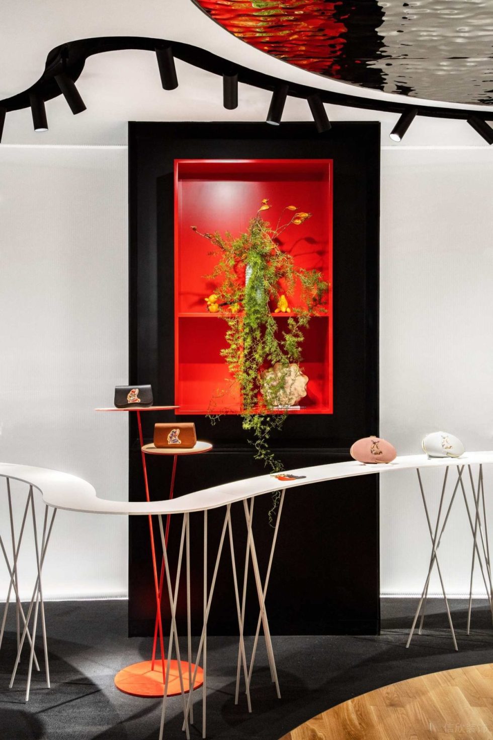 深圳市福田中心區(qū)現(xiàn)代風(fēng)皮革藝術(shù)形象店裝修設(shè)計(jì)-黑紅雙色壁柜 深圳市福田中心區(qū)現(xiàn)代風(fēng)皮革藝術(shù)形象店裝修設(shè)計(jì)-黑紅雙色壁柜