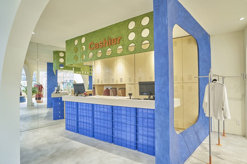 深圳市龍崗區(qū)坪地現(xiàn)代風(fēng)服裝店libe旗艦裝修設(shè)計(jì)-藍(lán)色卡通造型前臺(tái) 深圳市龍崗區(qū)坪地現(xiàn)代風(fēng)服裝店libe旗艦裝修設(shè)計(jì)-藍(lán)色卡通造型前臺(tái)