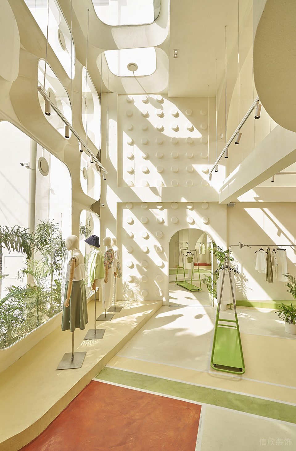 深圳市龍崗區(qū)坪地現(xiàn)代風(fēng)服裝店libe旗艦裝修設(shè)計(jì)-白色造型大廳 深圳市龍崗區(qū)坪地現(xiàn)代風(fēng)服裝店libe旗艦裝修設(shè)計(jì)-白色造型大廳