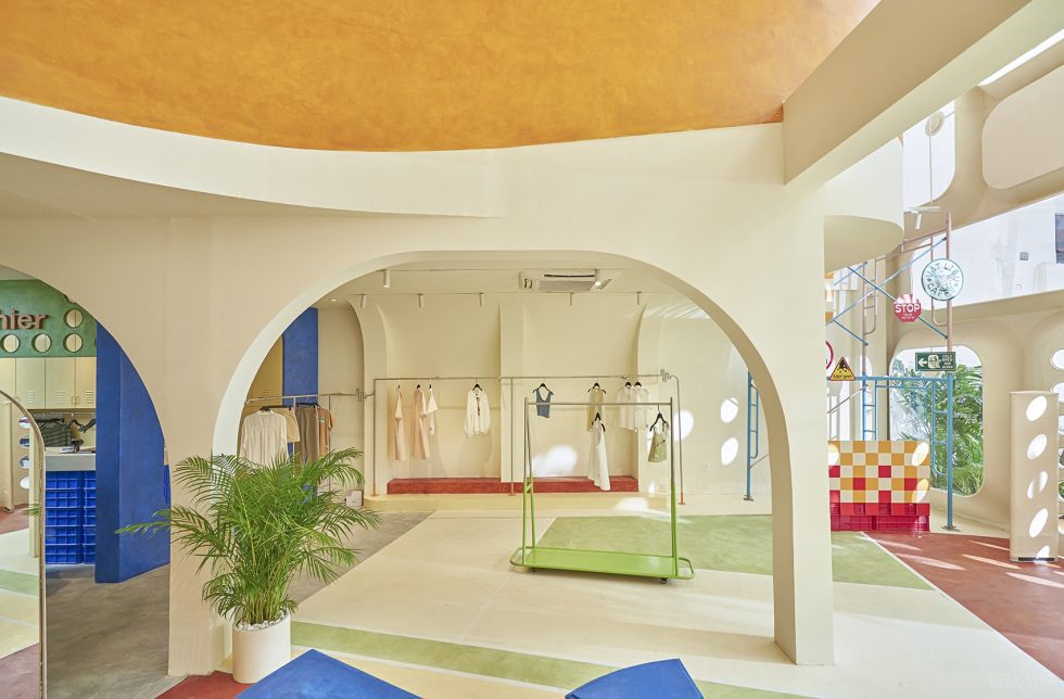 深圳市龍崗區(qū)坪地現(xiàn)代風(fēng)服裝店libe旗艦裝修設(shè)計(jì)-白色造型大廳二 深圳市龍崗區(qū)坪地現(xiàn)代風(fēng)服裝店libe旗艦裝修設(shè)計(jì)-白色造型大廳二