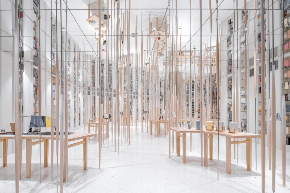 深圳市羅湖區(qū)寶安南新中式風(fēng)書店裝修設(shè)計(jì)-白色鏡面頂造型藏書區(qū) 深圳市羅湖區(qū)寶安南新中式風(fēng)書店裝修設(shè)計(jì)-白色鏡面頂造型藏書區(qū)