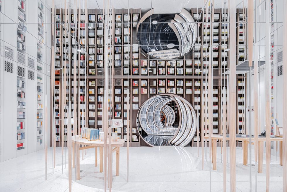 深圳市羅湖區(qū)寶安南新中式風(fēng)書店裝修設(shè)計(jì)-白色鏡面頂造型藏書區(qū)二 深圳市羅湖區(qū)寶安南新中式風(fēng)書店裝修設(shè)計(jì)-白色鏡面頂造型藏書區(qū)二