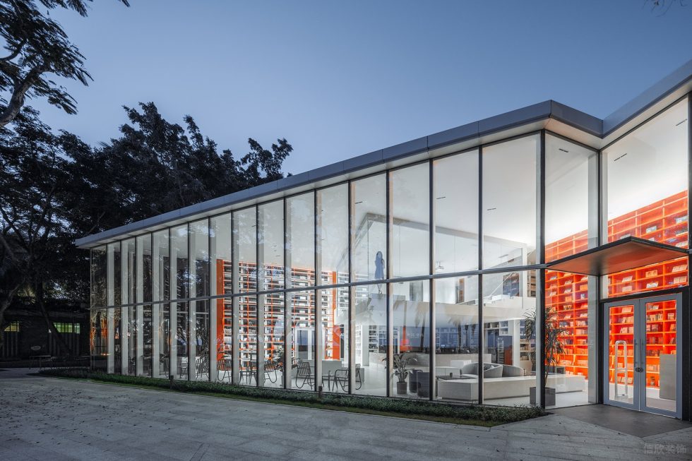 深圳市羅湖區布心現代風天涯書局裝修設計實景圖--正立面透明玻璃造型 深圳市羅湖區布心現代風天涯書局裝修設計實景圖-正立面透明玻璃造型