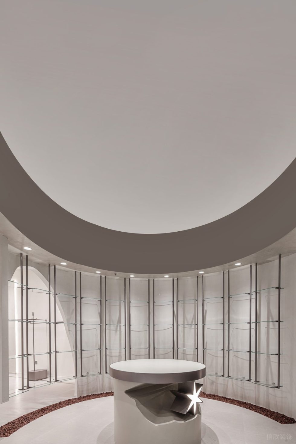 深圳市龍華區(qū)觀(guān)瀾服裝買(mǎi)手店裝修設(shè)計(jì) 圓弧展區(qū)