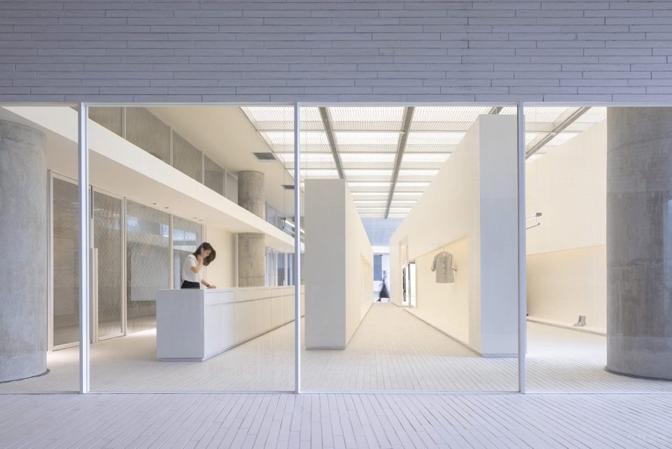 深圳市龍華區(qū)民治現(xiàn)代風(fēng)服裝店裝修設(shè)計(jì)-文化石門廳 深圳市龍華區(qū)民治現(xiàn)代風(fēng)服裝店裝修設(shè)計(jì)-文化石門廳