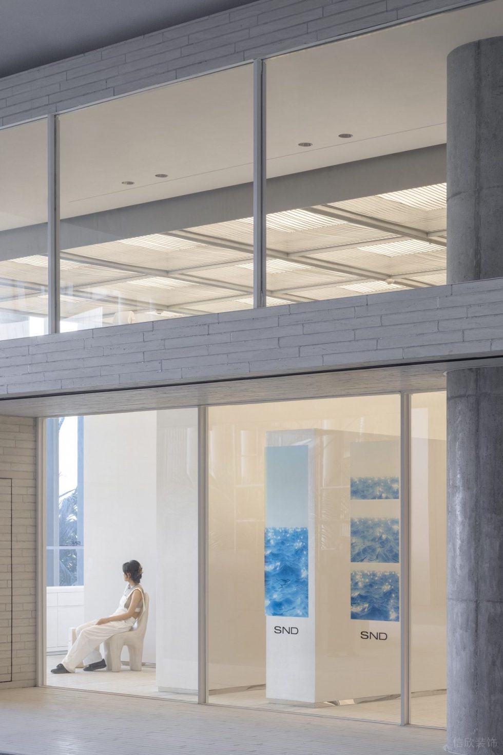 深圳市龍華區(qū)民治現(xiàn)代風(fēng)服裝店裝修設(shè)計(jì)-全景式落地窗 深圳市龍華區(qū)民治現(xiàn)代風(fēng)服裝店裝修設(shè)計(jì)-全景式落地窗