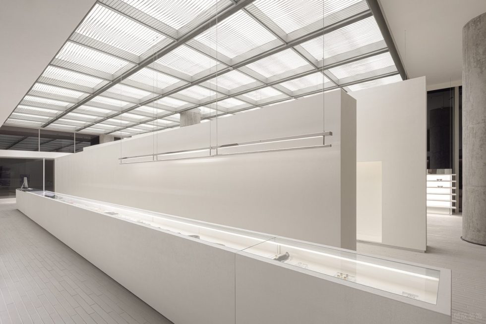 現(xiàn)代風(fēng)服裝店裝修設(shè)計(jì)-長(zhǎng)條型白色玻璃島臺(tái) 現(xiàn)代風(fēng)服裝店裝修設(shè)計(jì)-長(zhǎng)條型白色玻璃島臺(tái)