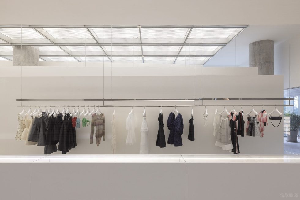 現(xiàn)代風(fēng)服裝店裝修設(shè)計(jì)-懸掛式衣服展示區(qū) 現(xiàn)代風(fēng)服裝店裝修設(shè)計(jì)-懸掛式衣服展示區(qū)