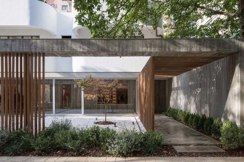 深圳市羅湖區(qū)人民南輕奢店女裝店EMME品牌店裝修設(shè)計(jì)-庭院式街景視角-格柵長廊入戶 深圳市羅湖區(qū)人民南輕奢店女裝店EMME品牌店裝修設(shè)計(jì)-庭院式街景視角-格柵長廊入戶