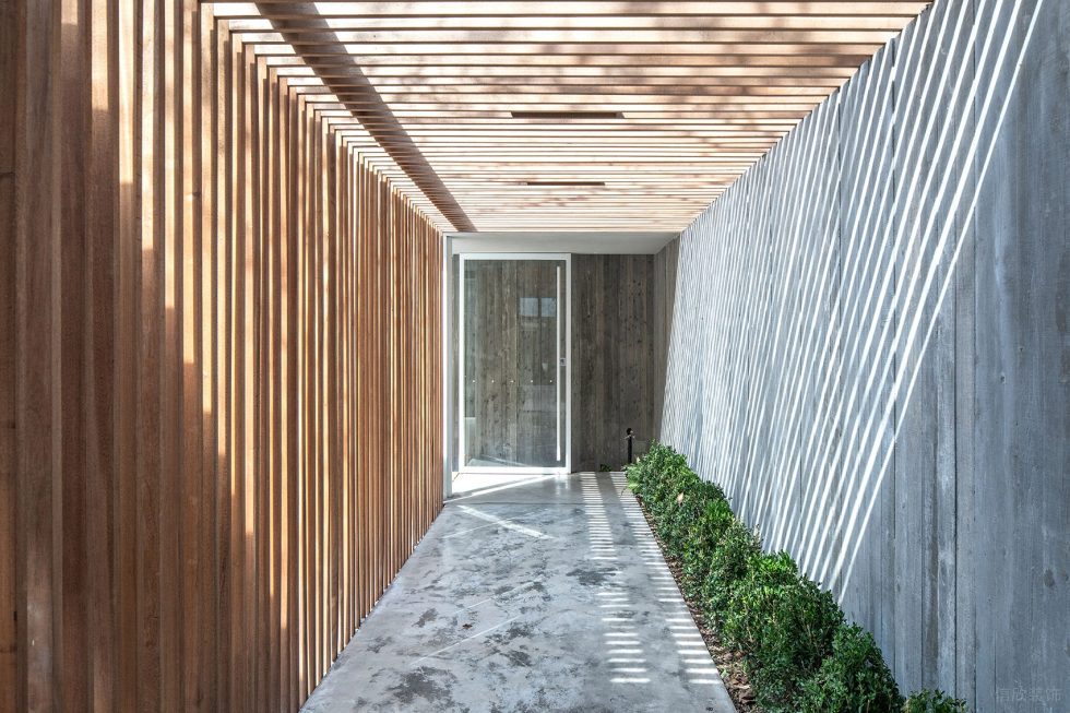 深圳市羅湖區(qū)人民南輕奢風(fēng)女裝店emme品牌店裝修設(shè)計(jì)-實(shí)木格柵質(zhì)感水泥走廊 深圳市羅湖區(qū)人民南輕奢風(fēng)女裝店emme品牌店裝修設(shè)計(jì)-實(shí)木格柵質(zhì)感水泥走廊