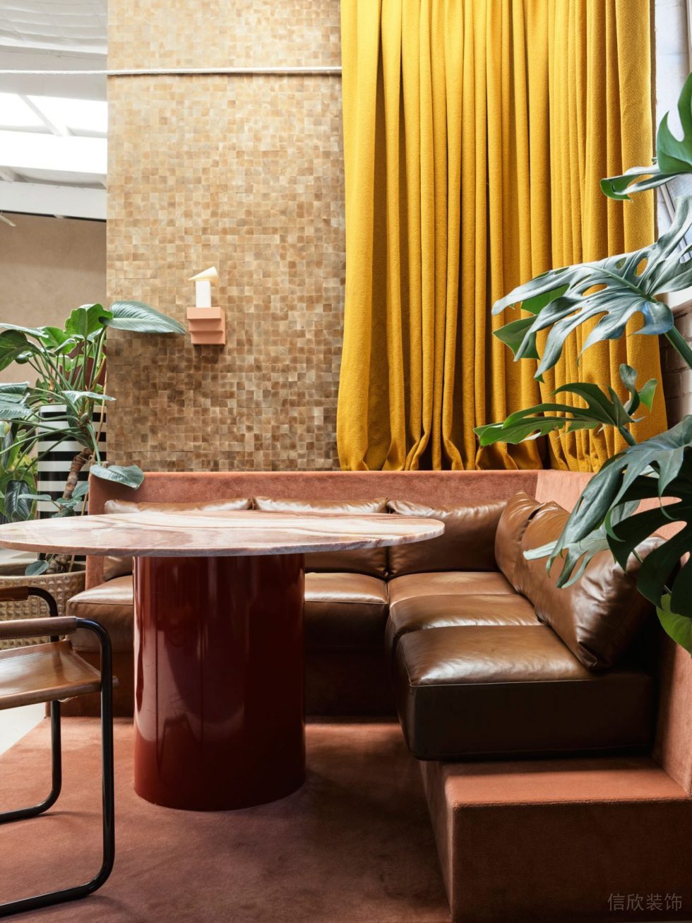 深圳市南山區(qū)深圳灣科技生態(tài)園地中海風(fēng)格辦公室裝修設(shè)計(jì)方案 褐色皮質(zhì)沙發(fā)休息區(qū)