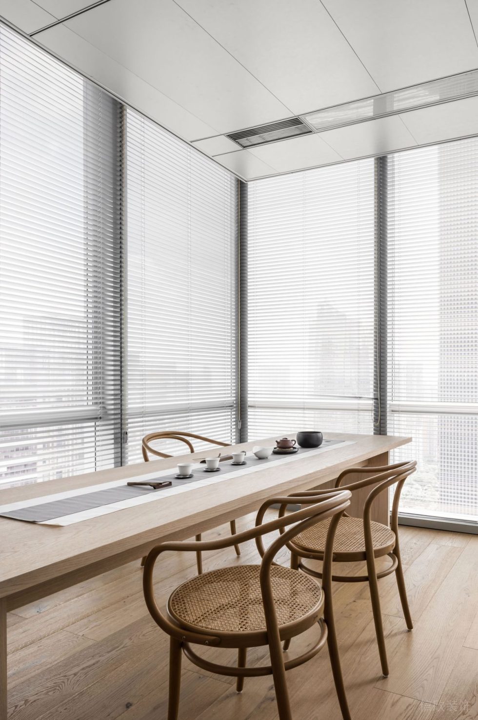 深圳市南山區(qū)天瓏大廈現(xiàn)代簡約原木風(fēng)辦公室裝修設(shè)計(jì)方案 會(huì)客區(qū)