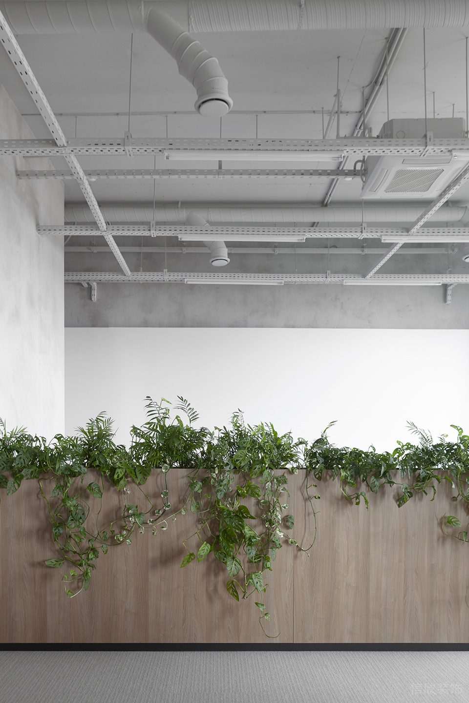 深圳市南山區(qū)訊美科技廣場(chǎng)現(xiàn)代工業(yè)風(fēng)辦公室裝修設(shè)計(jì)方案 辦公桌格擋裝飾