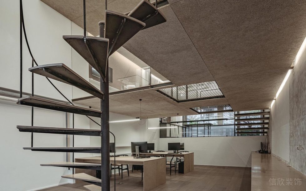 壹海城公司簡約風(fēng)loft辦公室裝修案例 螺旋三角踏板樓梯