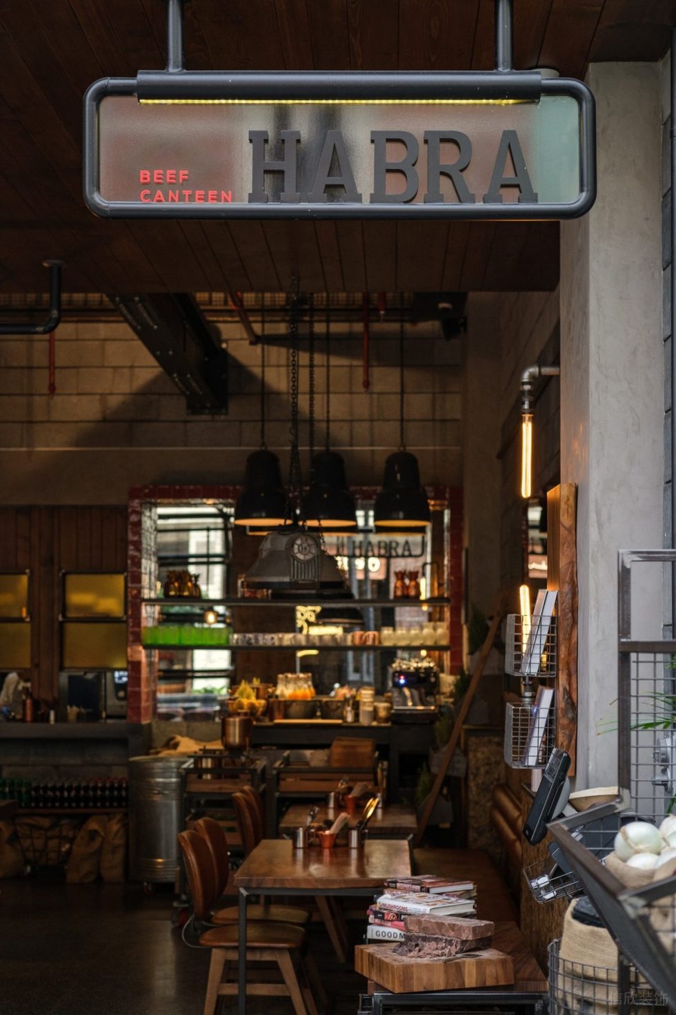 法式復(fù)古餐廳黑色金屬吊牌裝修設(shè)計