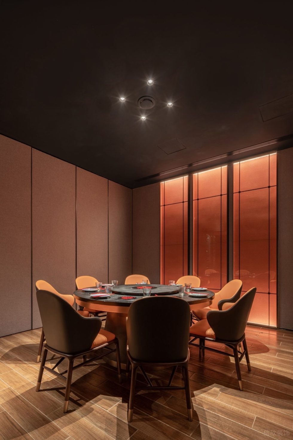 工業(yè)風(fēng)火鍋店黑色格調(diào)平頂裝修設(shè)計(jì)