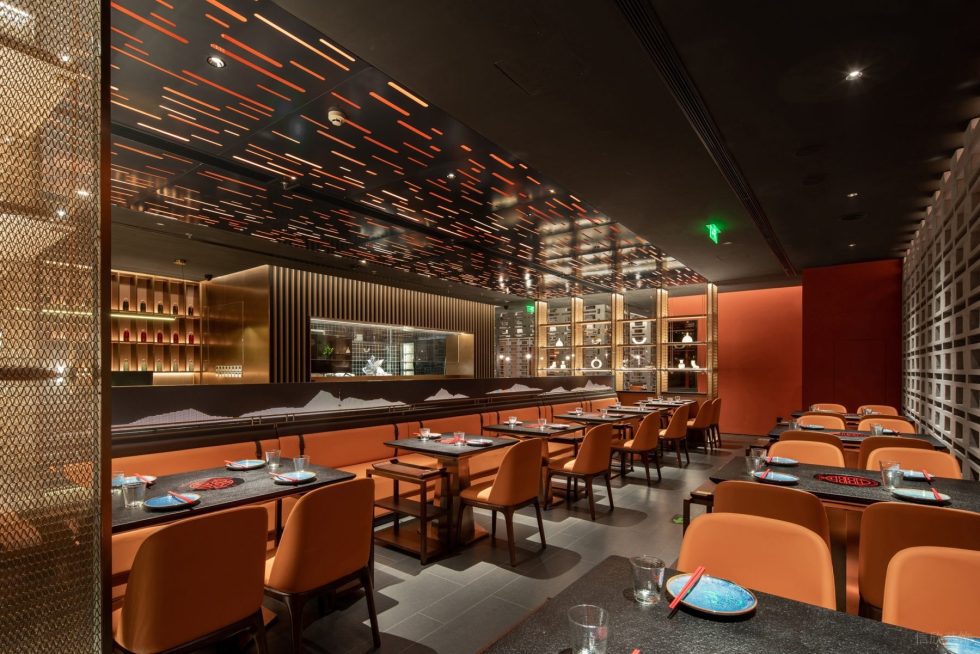 工業(yè)風(fēng)火鍋店縱向鏤空天花設(shè)計(jì)裝修圖