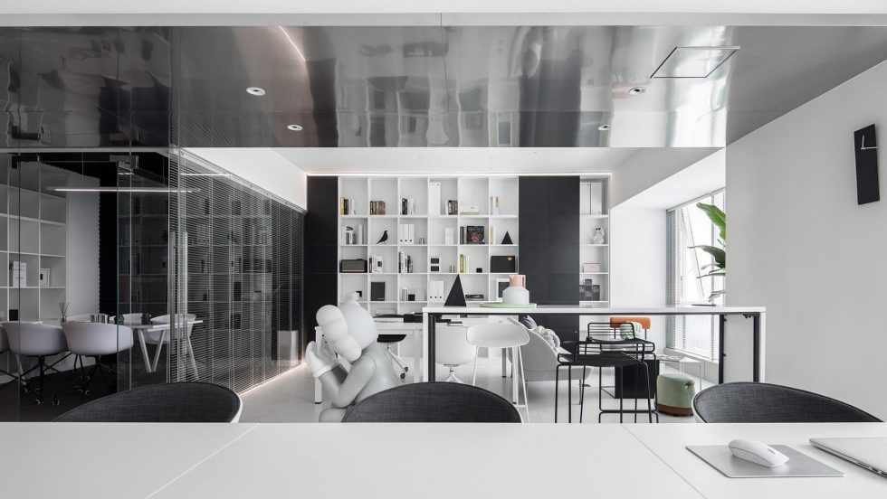 黑白灰簡約風辦公室裝修設計銀灰色不銹鋼天花 黑白灰簡約風辦公室裝修設計銀灰色不銹鋼天花