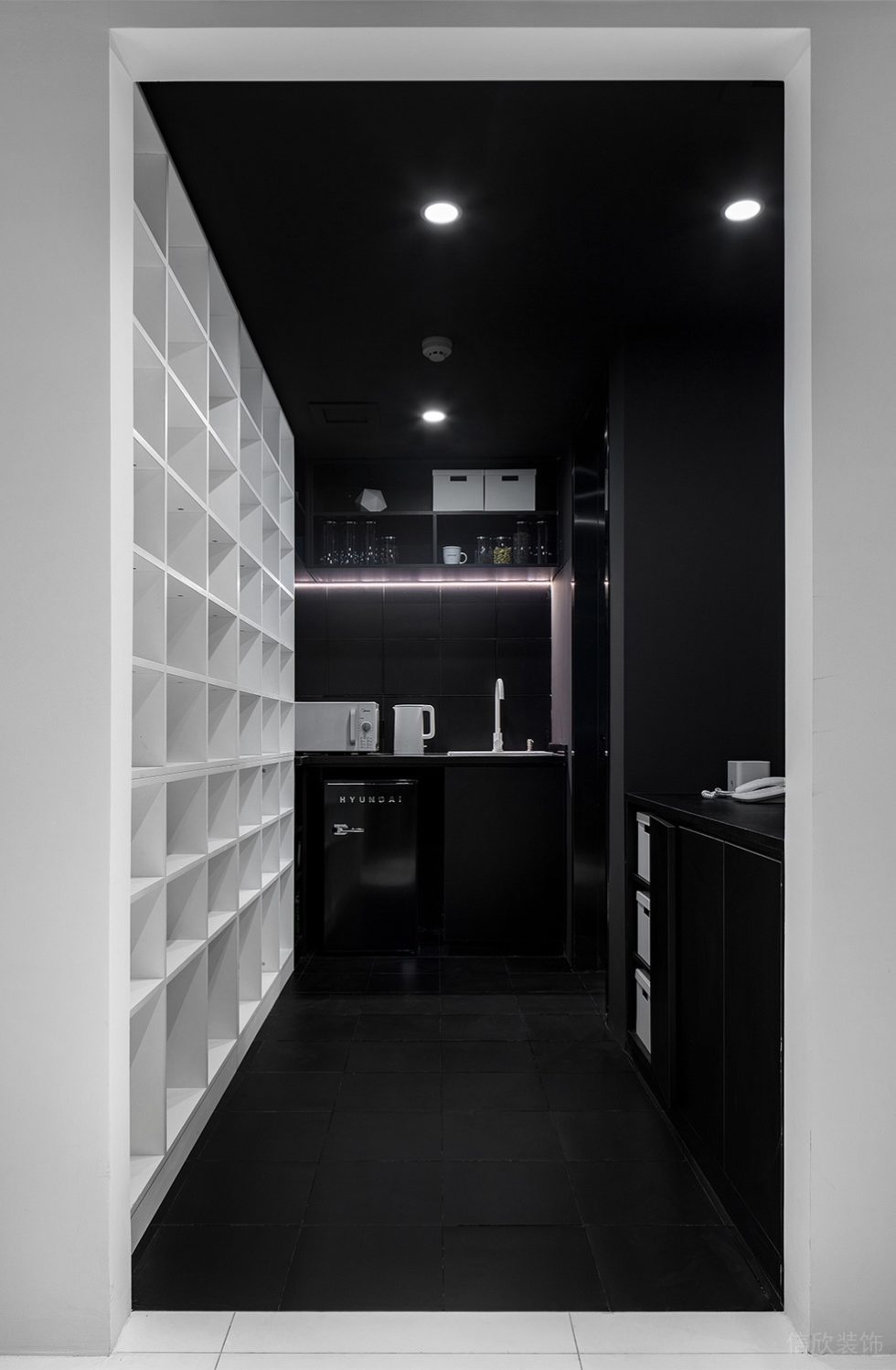 黑白灰簡約風辦公室裝修設計暗色系茶水間 黑白灰簡約風辦公室裝修設計暗色系茶水間