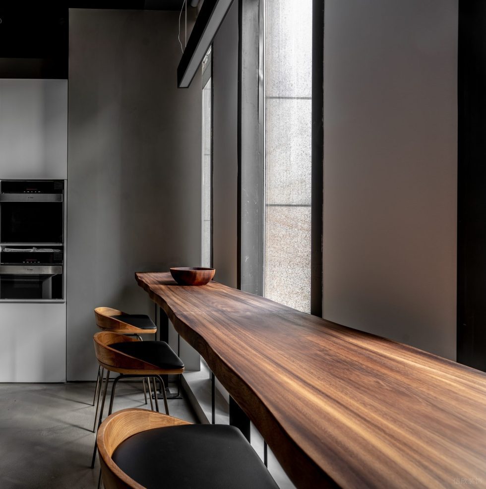 灰色極簡工業風辦公室裝修設計暖木色吧臺 灰色極簡工業風辦公室裝修設計暖木色吧臺