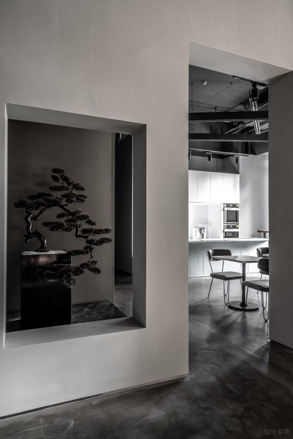 灰色極簡工業風辦公室裝修設計深色調植物盆景 灰色極簡工業風辦公室裝修設計深色調植物盆景