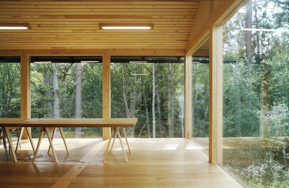 戶外全木結(jié)構(gòu)辦公室裝修設(shè)計(jì) 工作區(qū)木質(zhì)辦公長桌