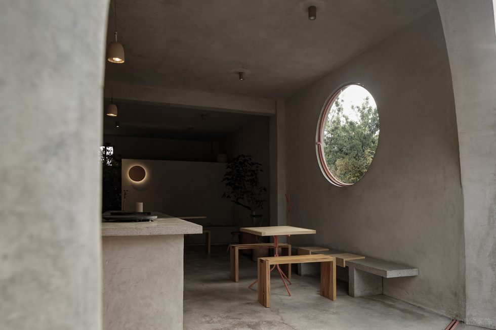 極簡(jiǎn)大地質(zhì)感西餐廳圓形窗戶裝修設(shè)計(jì)