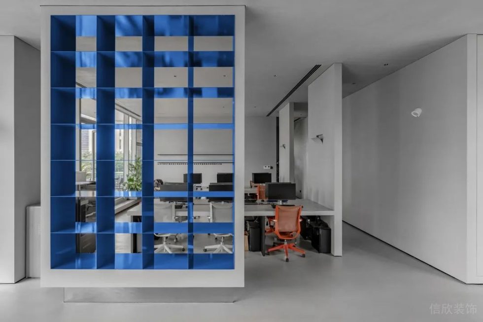極簡黑白灰風(fēng)格辦公室裝修案例藍色的裝飾陳列柜 極簡黑白灰風(fēng)格辦公室裝修案例藍色的裝飾陳列柜
